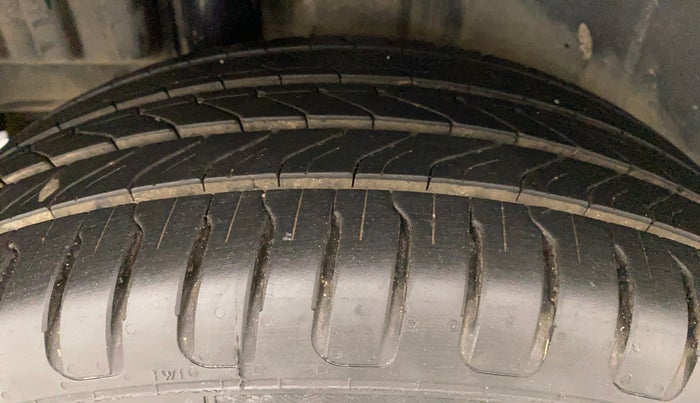 2013 Maruti Swift VXI, Petrol, Manual, 78,065 km, Right Rear Tyre Tread