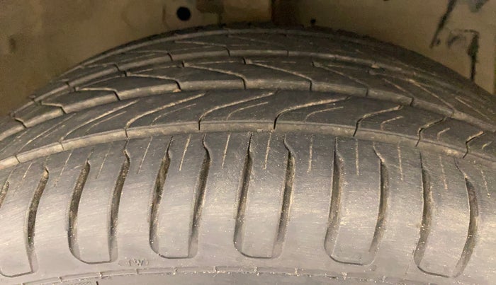 2013 Maruti Swift VXI, Petrol, Manual, 78,065 km, Right Front Tyre Tread