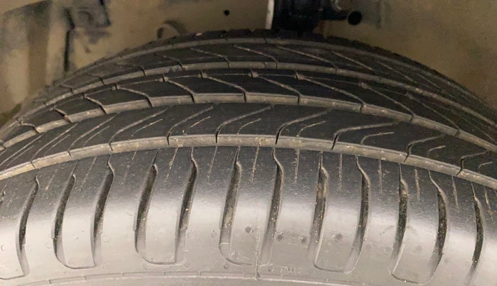 2013 Maruti Swift VXI, Petrol, Manual, 78,065 km, Left Front Tyre Tread
