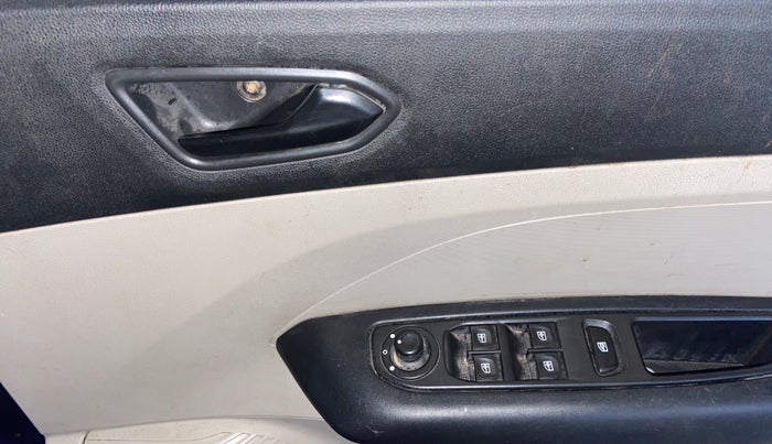 2019 Renault TRIBER RXT, Petrol, Manual, 68,142 km, Driver Side Door Panels Control