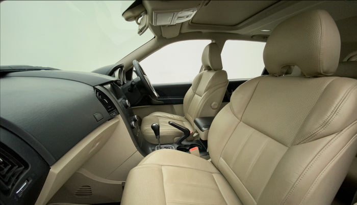 2016 Mahindra XUV500 W10 AWD AT, Diesel, Automatic, 55,591 km, Right Side Front Door Cabin