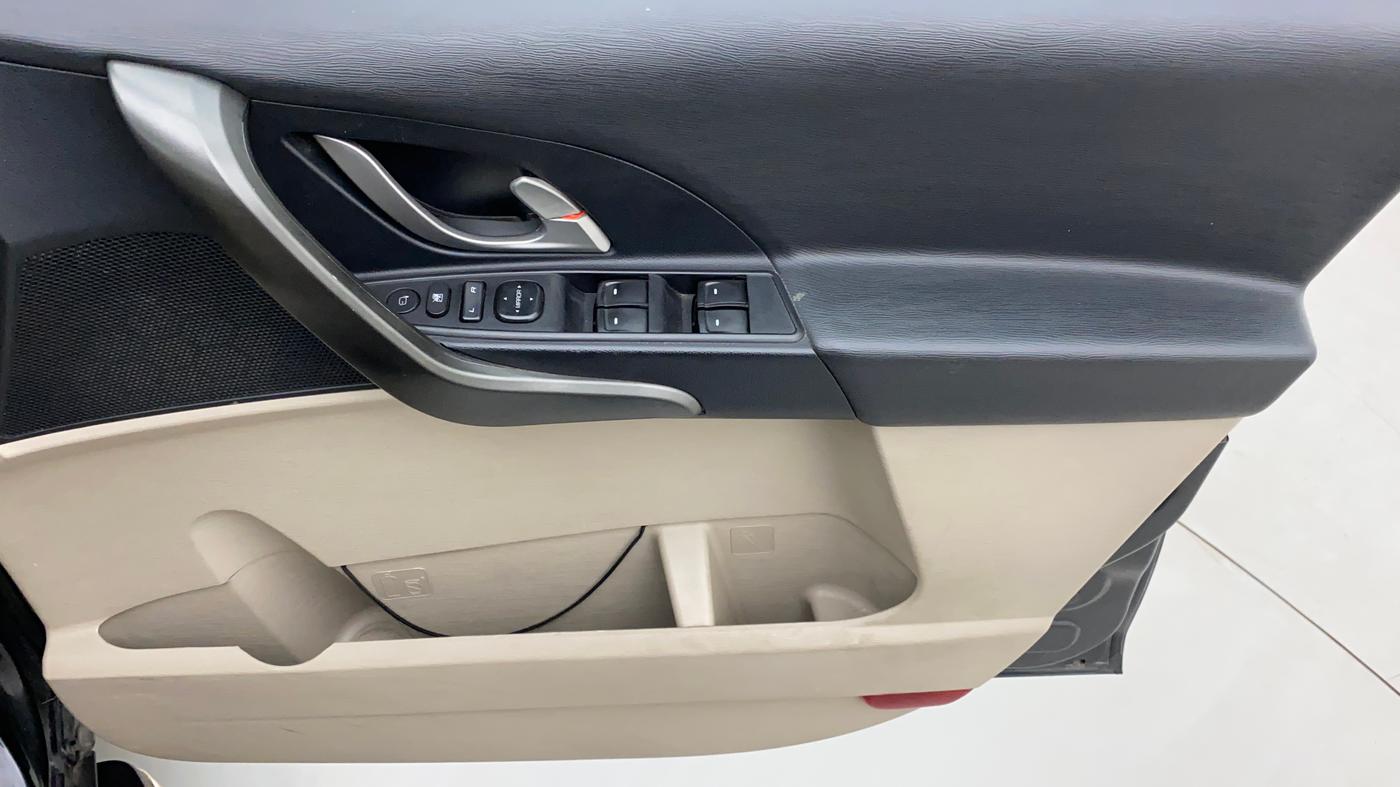 2016 Mahindra XUV500 W10 AWD AT, Diesel, Automatic, 55,591 km, Driver Side Door Panels Control