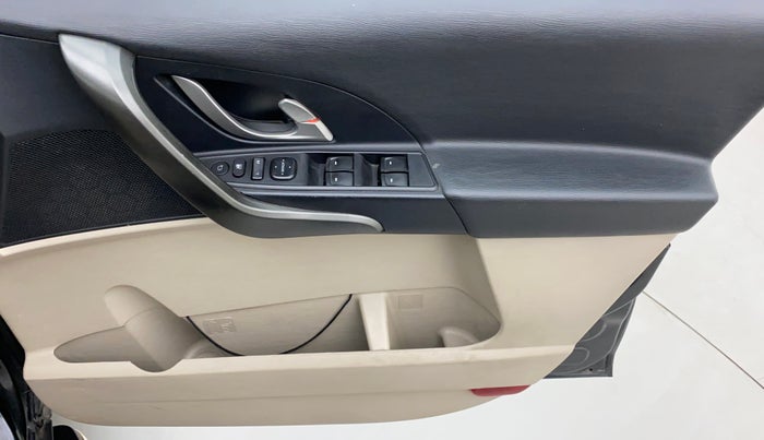 2016 Mahindra XUV500 W10 AWD AT, Diesel, Automatic, 55,591 km, Driver Side Door Panels Control