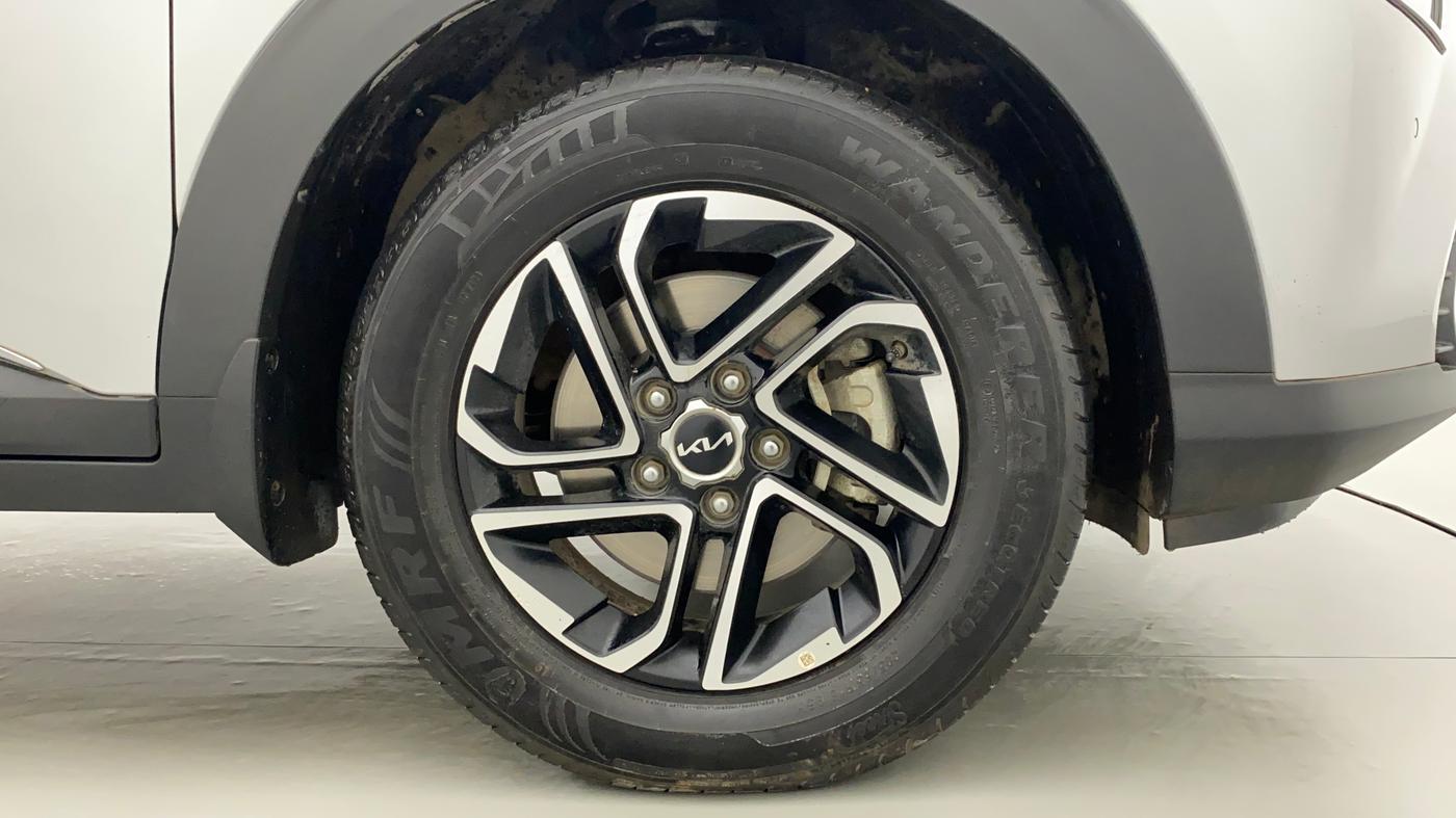 2022 KIA CARENS PRESTIGE PLUS 1.4 PETROL 7 STR, Petrol, Manual, 17,567 km, Right Front Wheel