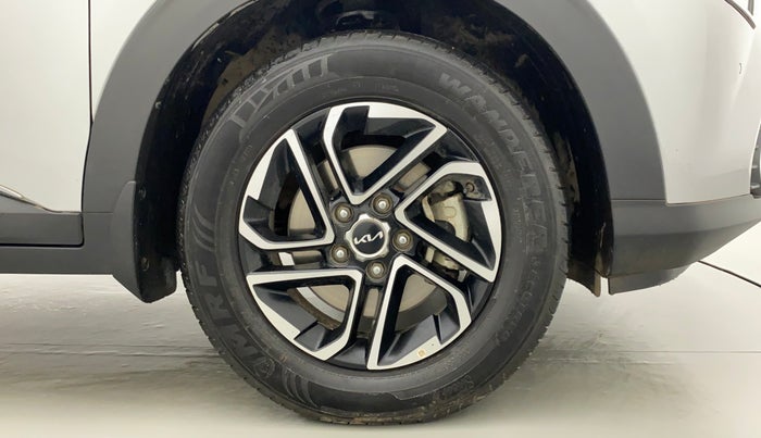 2022 KIA CARENS PRESTIGE PLUS 1.4 PETROL 7 STR, Petrol, Manual, 17,567 km, Right Front Wheel