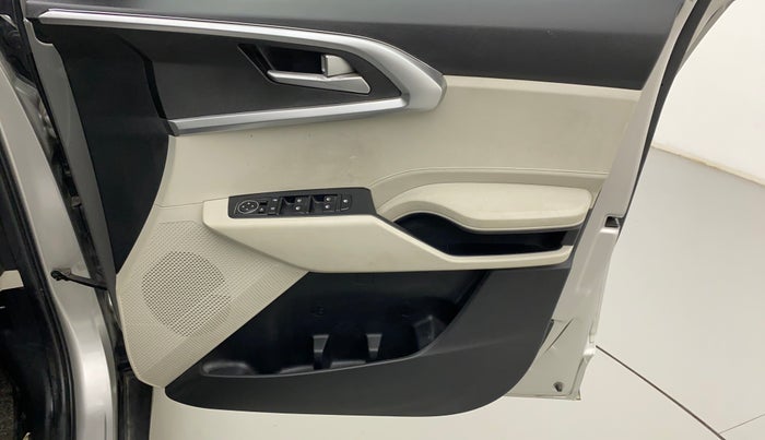 2022 KIA CARENS PRESTIGE PLUS 1.4 PETROL 7 STR, Petrol, Manual, 17,567 km, Driver Side Door Panels Control