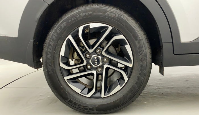2022 KIA CARENS PRESTIGE PLUS 1.4 PETROL 7 STR, Petrol, Manual, 17,567 km, Right Rear Wheel