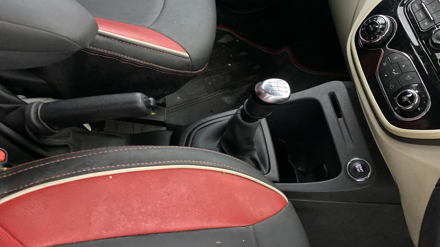 2018 Renault Captur RXE PETROL, Petrol, Manual, 43,316 km, Gear Lever