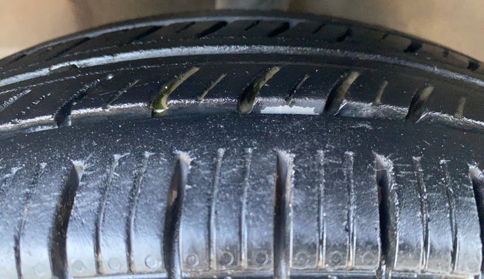 2014 Hyundai Eon ERA +, Petrol, Manual, 17,518 km, Left Front Tyre Tread