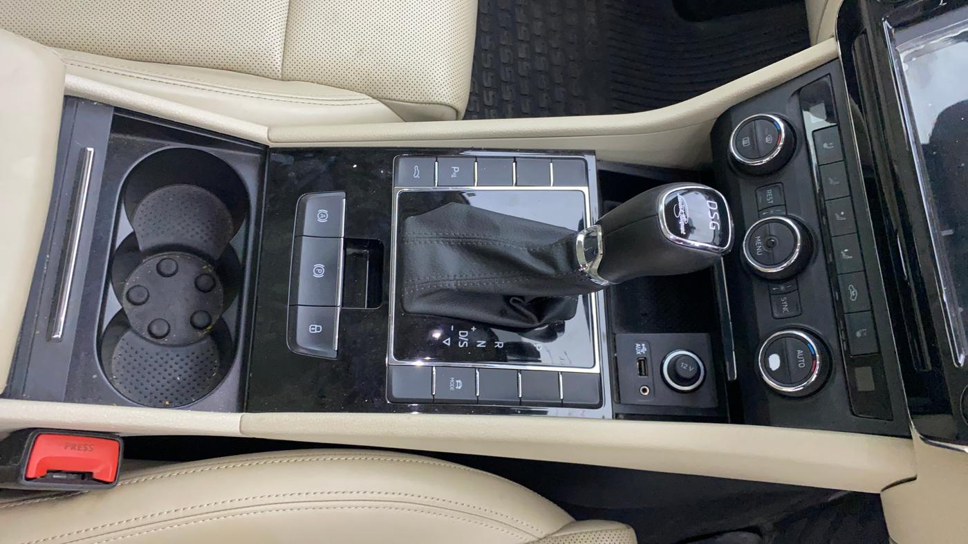2016 Skoda Superb L&K 1.8 TSI AT, Petrol, Automatic, 52,309 km, Gear Lever