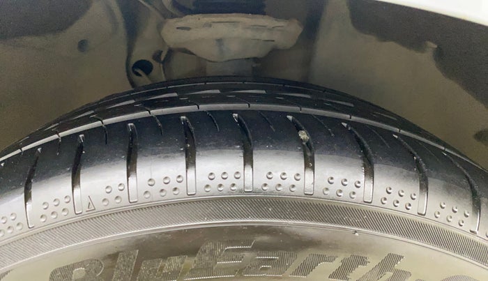 2016 Skoda Superb L&K 1.8 TSI AT, Petrol, Automatic, 52,309 km, Right Front Tyre Tread