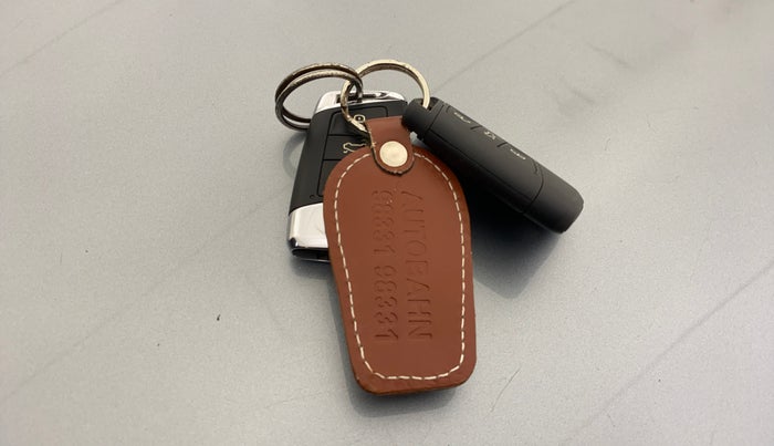 2016 Skoda Superb L&K 1.8 TSI AT, Petrol, Automatic, 52,309 km, Key Close Up