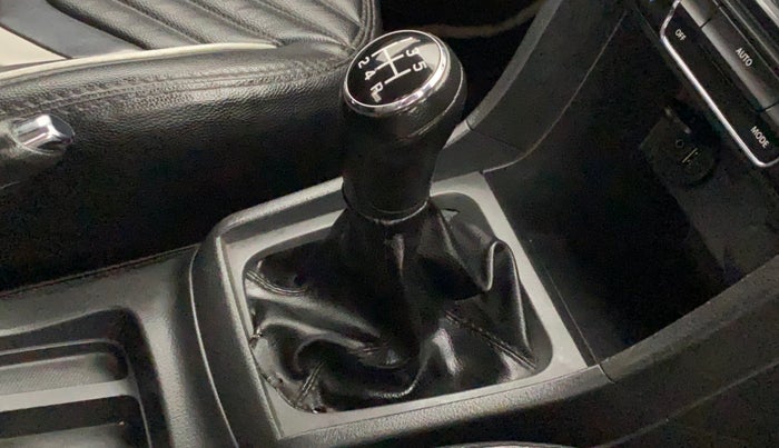 2018 Maruti Vitara Brezza ZDI PLUS, Diesel, Manual, 88,125 km, Gear lever - Boot cover slightly torn