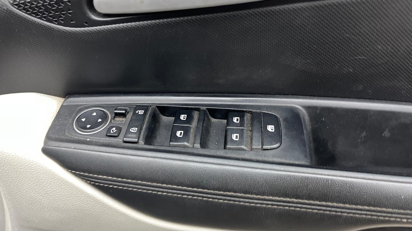 2021 KIA SONET HTX 1.0 IMT, Petrol, Manual, 45,060 km, Driver Side Door Panels Control