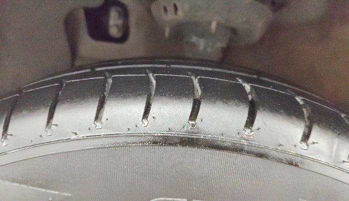 2021 Hyundai GRAND I10 NIOS SPORTZ AMT 1.2 KAPPA VTVT, CNG, Automatic, 28,546 km, Left Front Tyre Tread