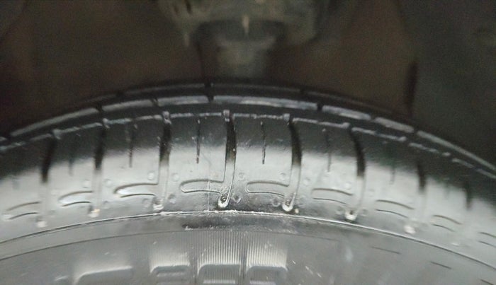 2021 Hyundai GRAND I10 NIOS SPORTZ AMT 1.2 KAPPA VTVT, CNG, Automatic, 28,546 km, Right Front Tyre Tread