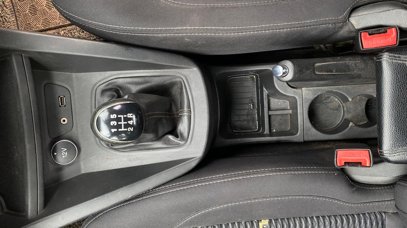 2019 Ford New Figo TITANIUM 1.2 PETROL MT, Petrol, Manual, 64,612 km, Gear Lever
