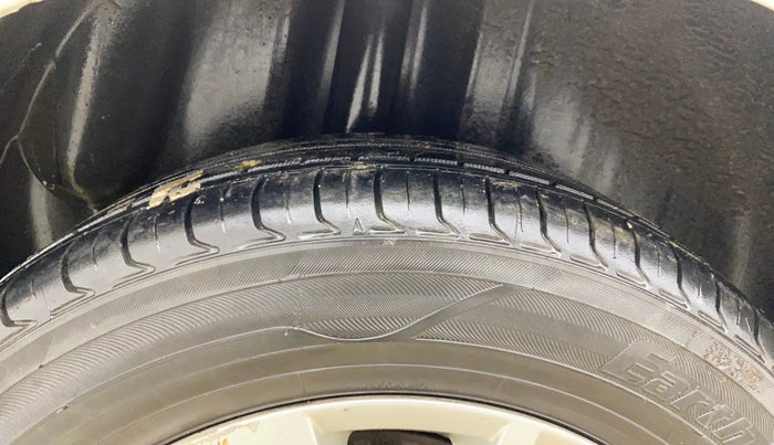 2014 Volkswagen Polo HIGHLINE1.5L, Diesel, Manual, 1,13,270 km, Right Rear Tyre Tread