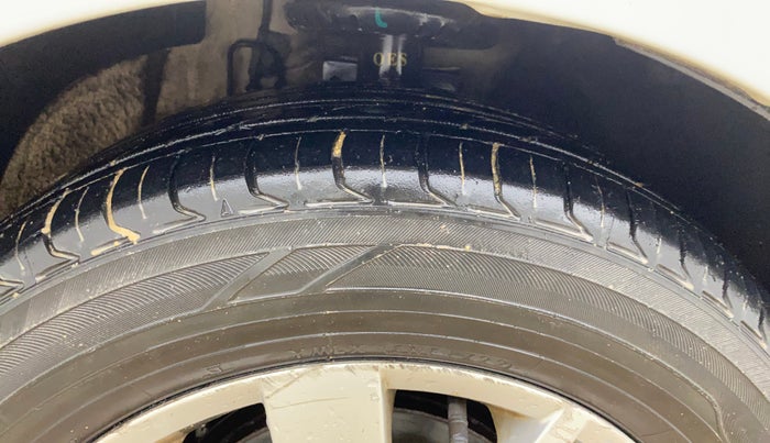 2014 Volkswagen Polo HIGHLINE1.5L, Diesel, Manual, 1,13,270 km, Right Front Tyre Tread