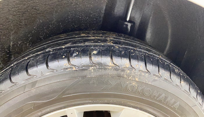 2014 Volkswagen Polo HIGHLINE1.5L, Diesel, Manual, 1,13,270 km, Left Rear Tyre Tread