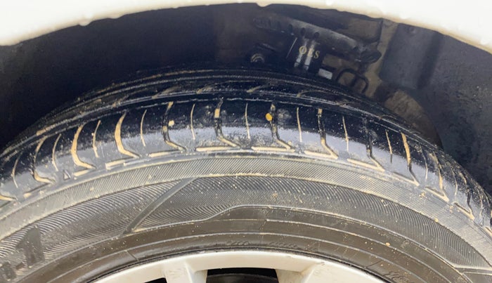 2014 Volkswagen Polo HIGHLINE1.5L, Diesel, Manual, 1,13,270 km, Left Front Tyre Tread