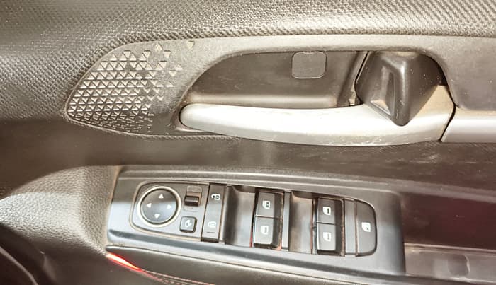2020 KIA SONET GTX PLUS 1.0 DCT, Petrol, Automatic, 1,08,797 km, Driver Side Door Panels Control