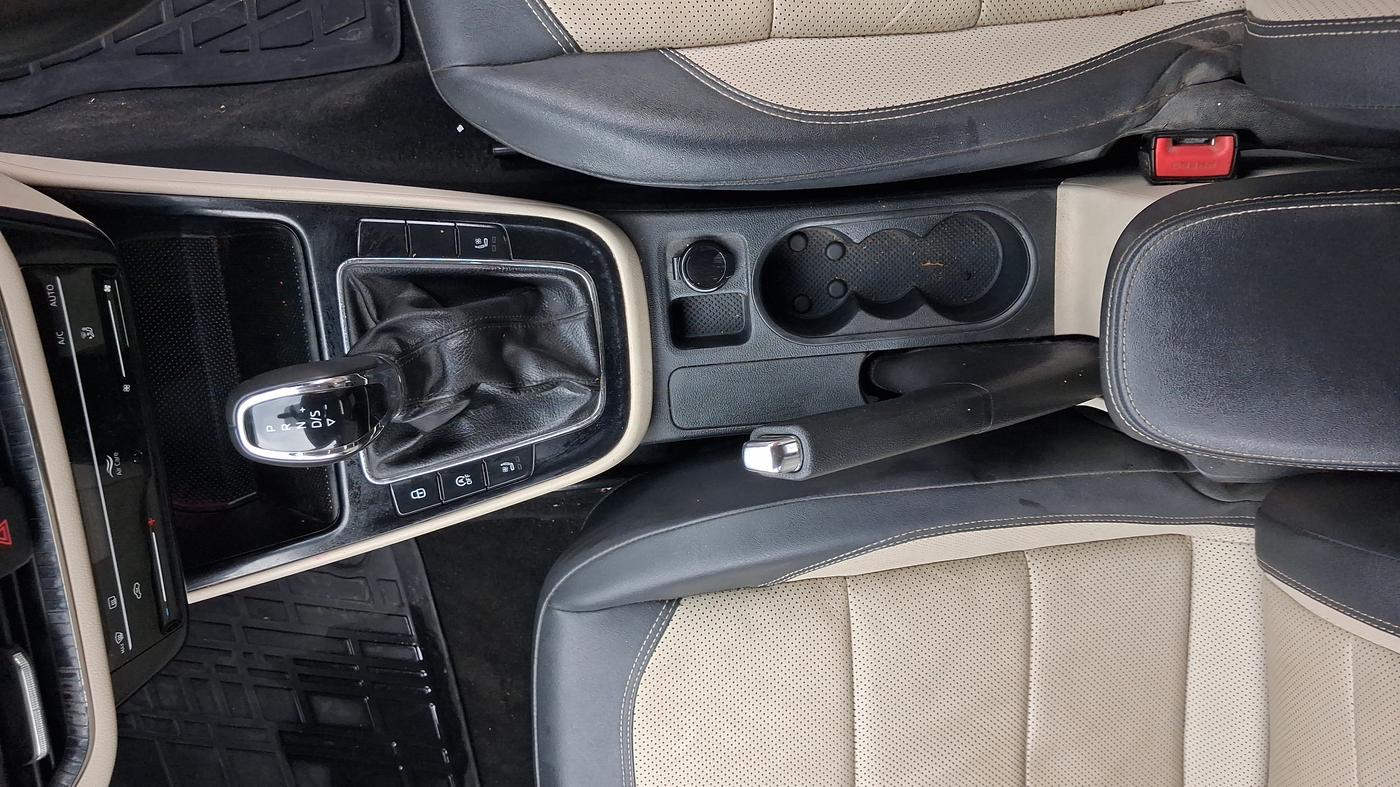2023 Skoda SLAVIA STYLE 1.0L TSI AT, Petrol, Automatic, 83,399 km, Gear Lever