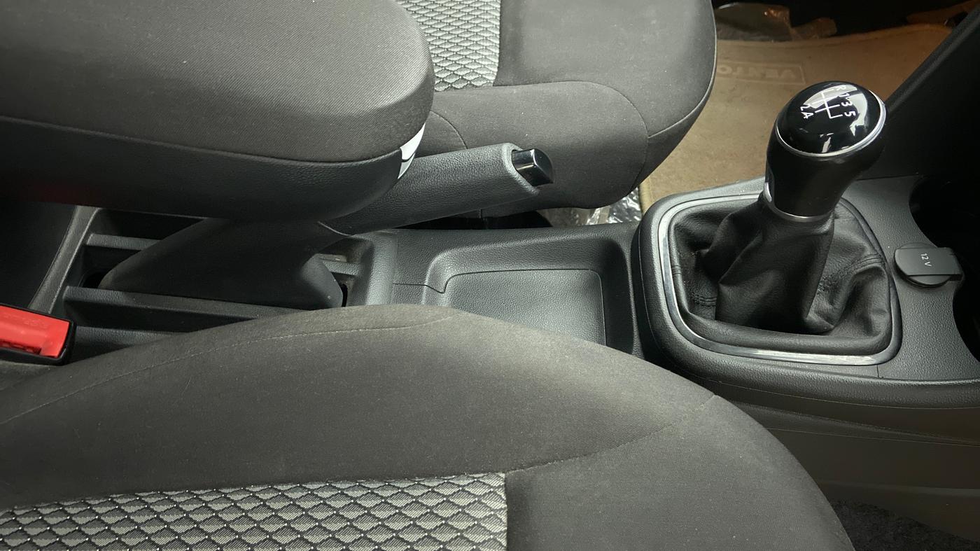 2019 Volkswagen Vento COMFORTLINE MT PETROL, Petrol, Manual, 17,439 km, Gear Lever