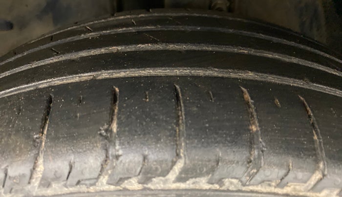 2014 Toyota Corolla Altis G AT, Petrol, Automatic, 98,018 km, Left Front Tyre Tread