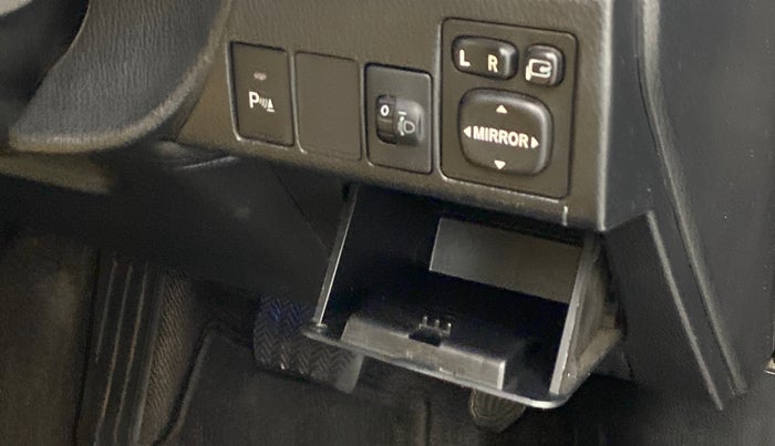 2014 Toyota Corolla Altis G AT, Petrol, Automatic, 98,018 km, Dashboard - Cup holder not working