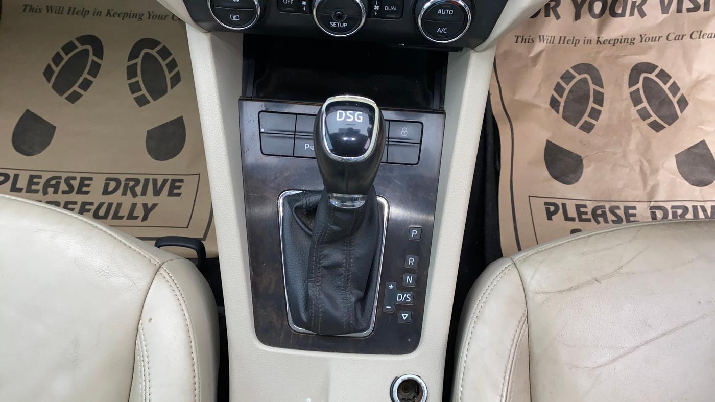 2014 Skoda Octavia ELEGANCE 1.8 TSI AT, Petrol, Automatic, 89,206 km, Gear Lever
