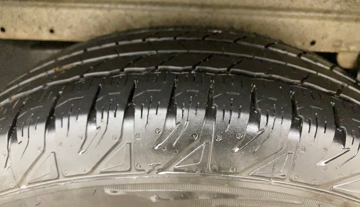 2019 Mahindra Xylo H4 BS IV, Diesel, Manual, 1,27,579 km, Left Rear Tyre Tread