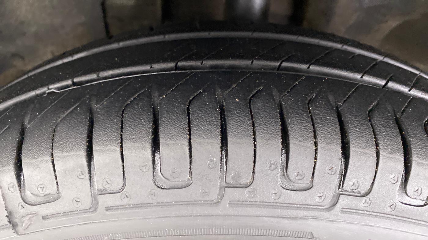2016 Renault Kwid RXT Opt, Petrol, Manual, 43,315 km, Left Front Tyre Tread