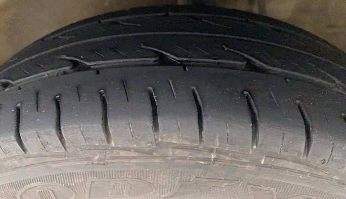 2016 Maruti Alto 800 LXI O, Petrol, Manual, 65,195 km, Left Front Tyre Tread
