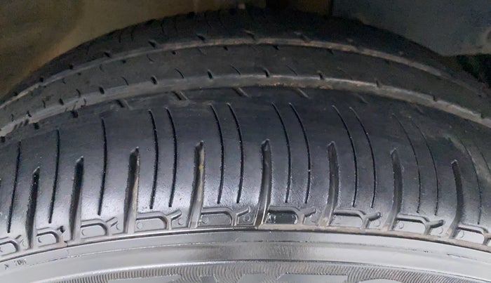 2017 Mahindra Kuv100 K2+ 6 STR, Petrol, Manual, 37,022 km, Right Front Tyre Tread