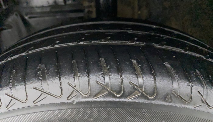 2012 Toyota Etios G, CNG, Manual, 72,593 km, Left Front Tyre Tread