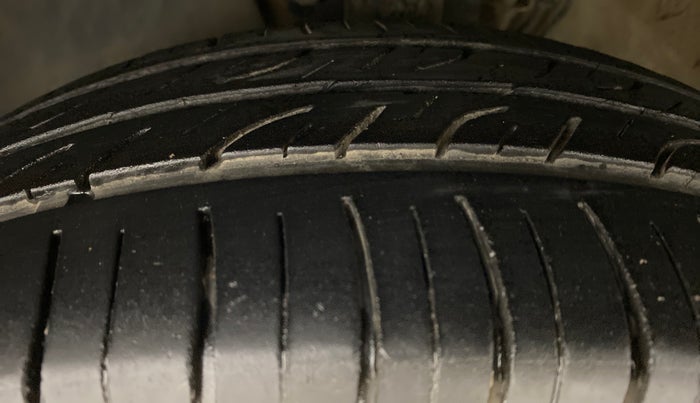 2013 Skoda Rapid 1.6 TDI MT AMBITION PLUS, Diesel, Manual, 82,634 km, Left Front Tyre Tread