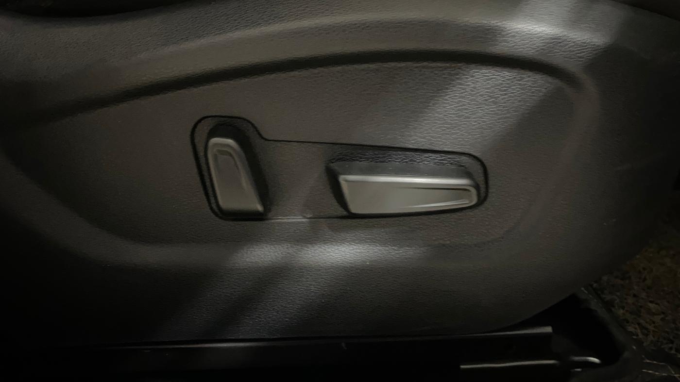 2021 Hyundai ALCAZAR 2.0 SIGNATURE (O) AT 7STR, Petrol, Automatic, 13,147 km, Driver Side Adjustment Panel