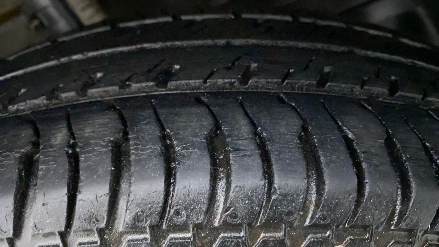 2017 Maruti Swift VXI D, Petrol, Manual, 30,435 km, Left Rear Tyre Tread
