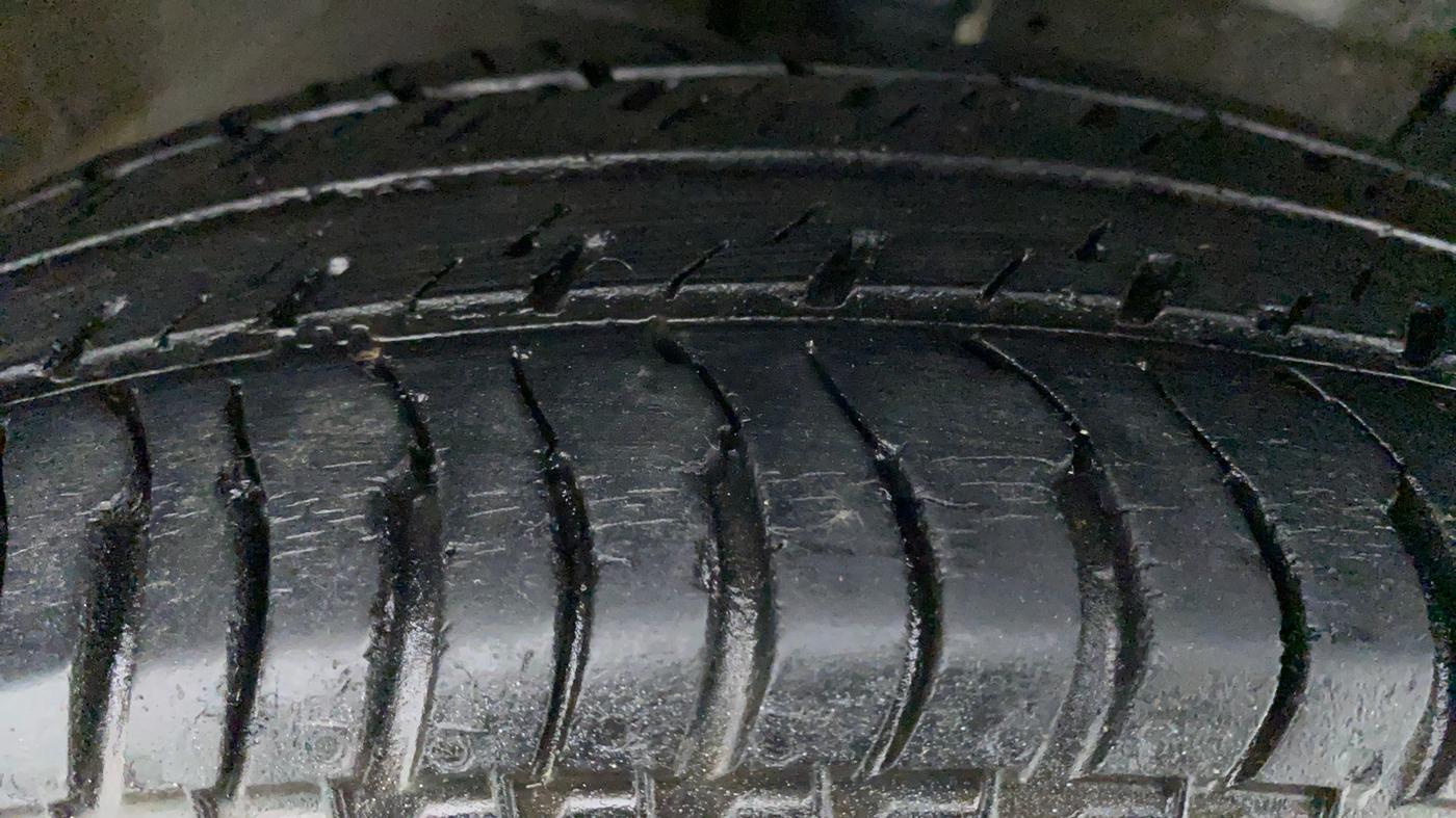 2017 Maruti Swift VXI D, Petrol, Manual, 30,435 km, Right Front Tyre Tread