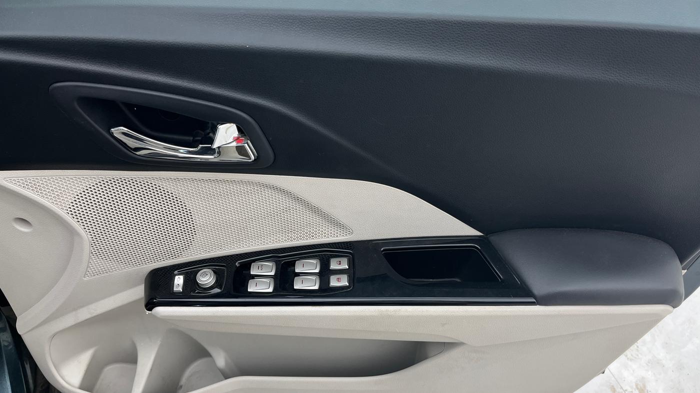 2022 Mahindra XUV300 W8 (O) 1.5 DIESEL AMT, Diesel, Automatic, 71,615 km, Driver Side Door Panels Control