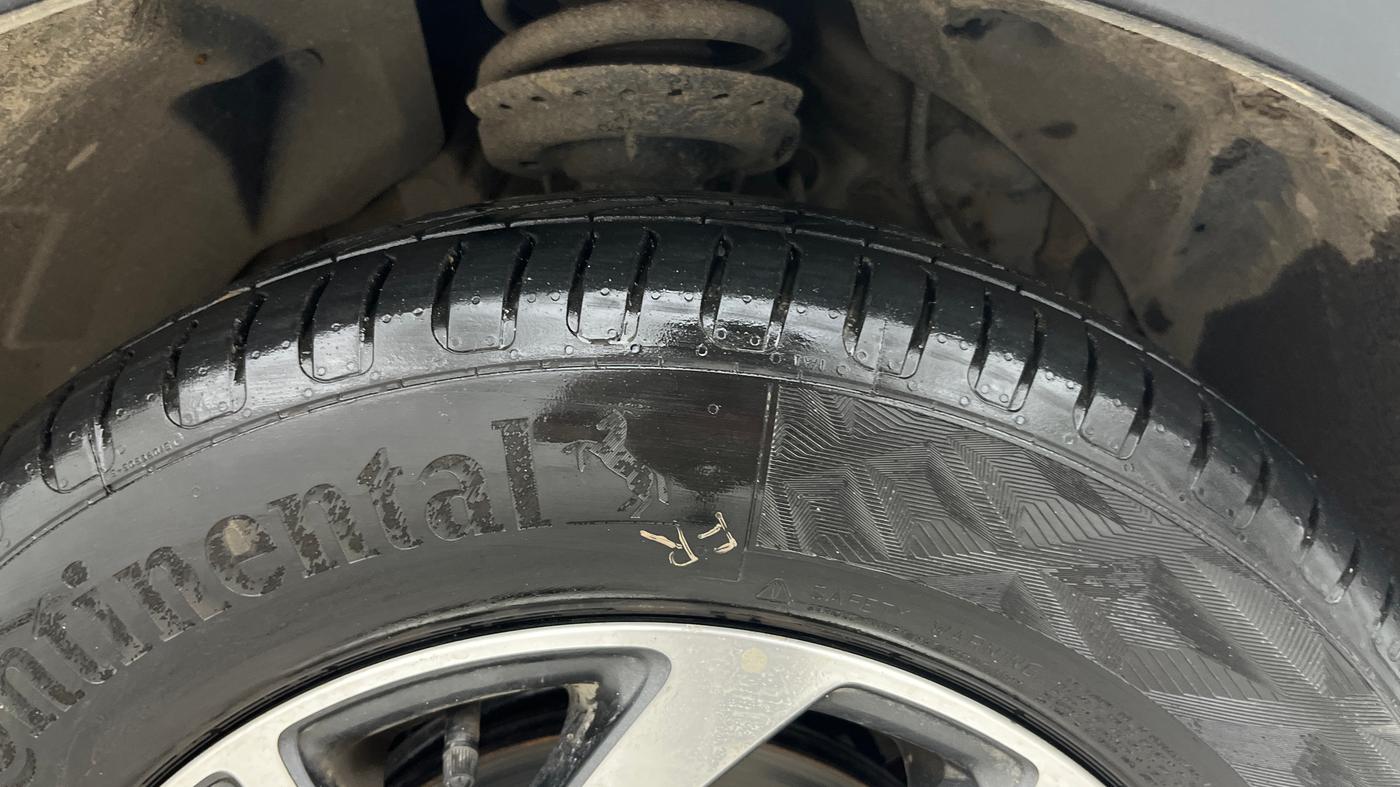 2022 Mahindra XUV300 W8 (O) 1.5 DIESEL AMT, Diesel, Automatic, 71,615 km, Right Front Tyre Tread