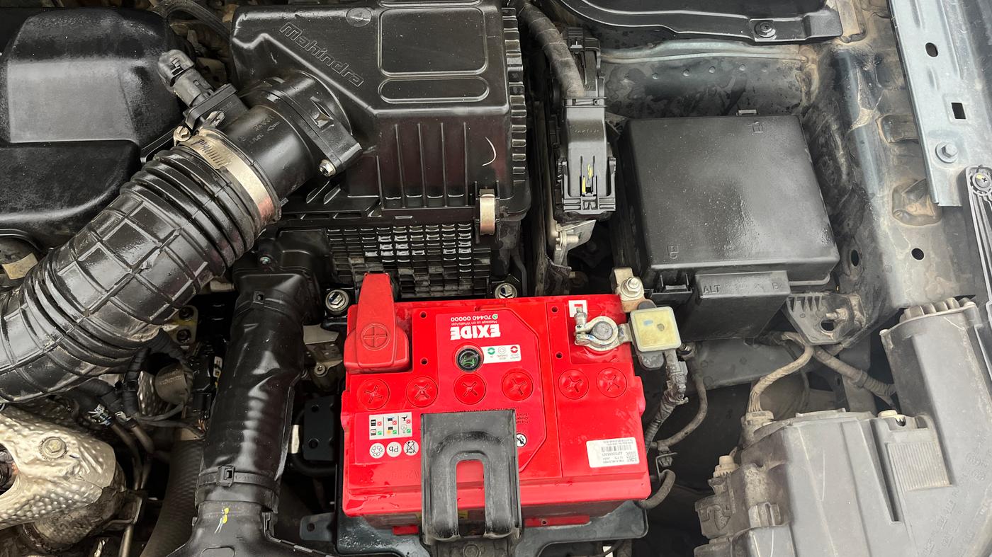 2022 Mahindra XUV300 W8 (O) 1.5 DIESEL AMT, Diesel, Automatic, 71,615 km, Engine View - Left