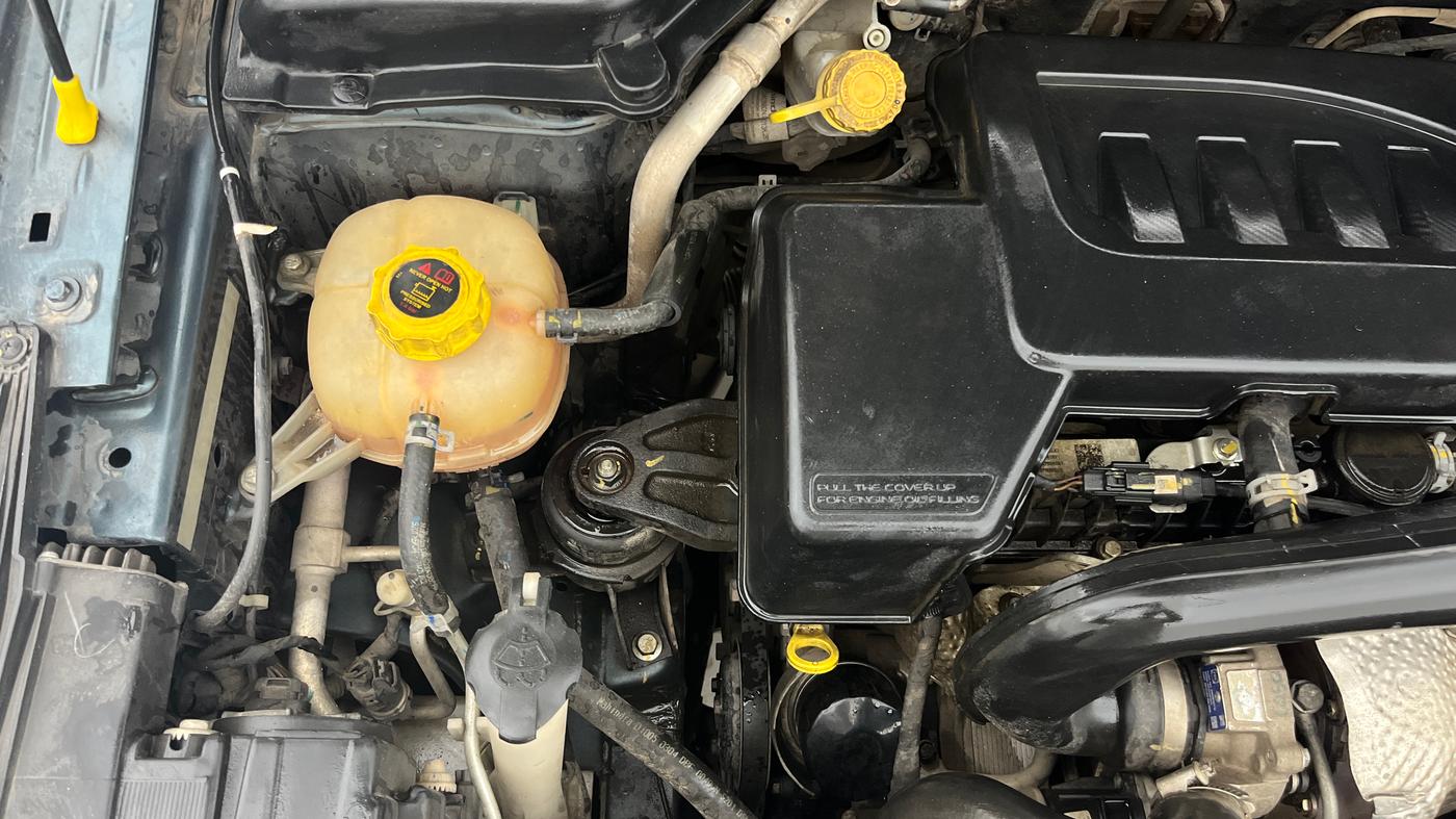 2022 Mahindra XUV300 W8 (O) 1.5 DIESEL AMT, Diesel, Automatic, 71,615 km, Engine View - Right