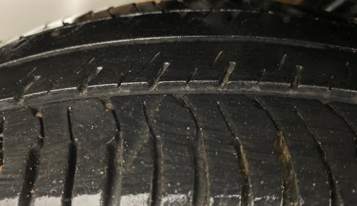 2014 Maruti Swift Dzire VXI, Petrol, Manual, 69,728 km, Right Rear Tyre Tread