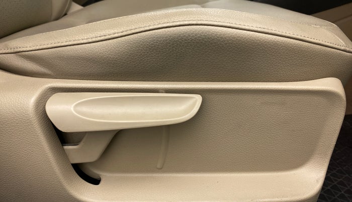 2016 Volkswagen Vento HIGHLINE PLUS 1.2 AT 16 ALLOY, Petrol, Automatic, 55,660 km, Driver Side Adjustment Panel