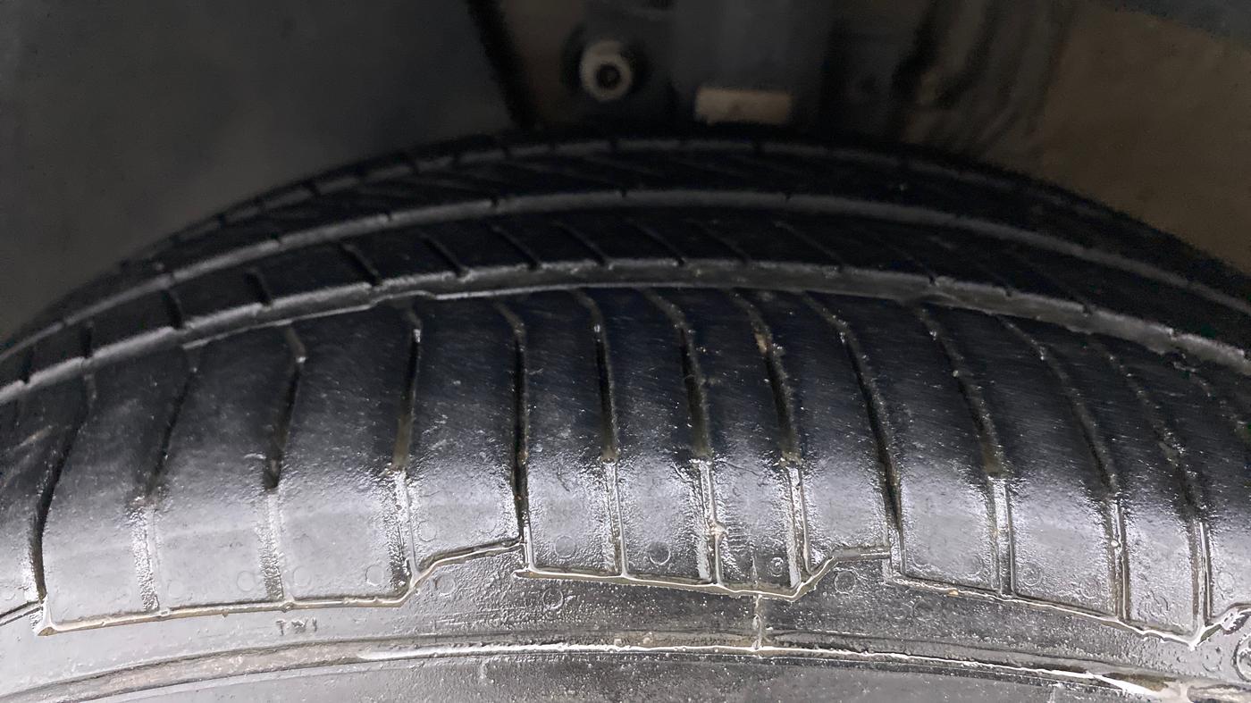 2016 Volkswagen Vento HIGHLINE PLUS 1.2 AT 16 ALLOY, Petrol, Automatic, 55,660 km, Left Front Tyre Tread