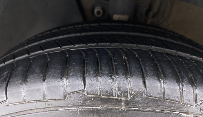 2016 Volkswagen Vento HIGHLINE PLUS 1.2 AT 16 ALLOY, Petrol, Automatic, 55,660 km, Left Front Tyre Tread