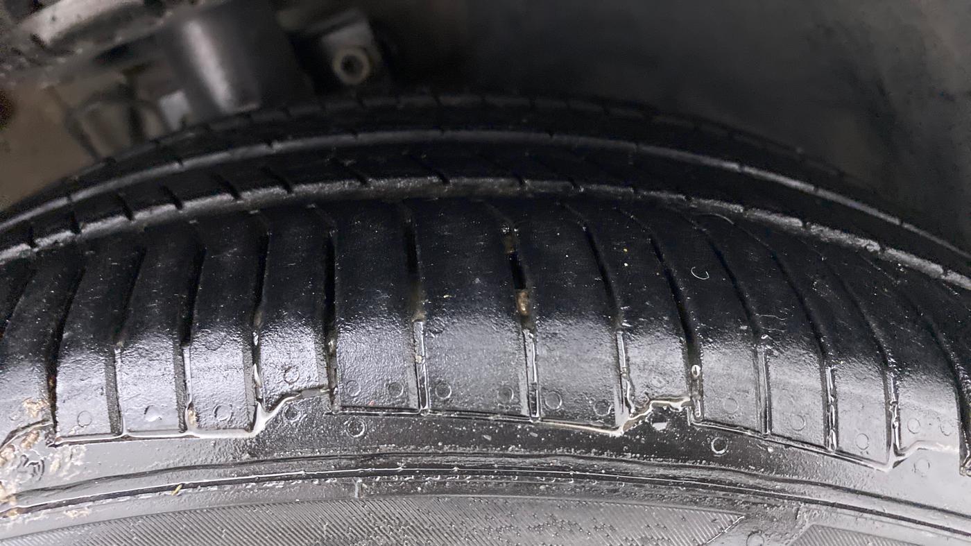 2016 Volkswagen Vento HIGHLINE PLUS 1.2 AT 16 ALLOY, Petrol, Automatic, 55,660 km, Right Front Tyre Tread