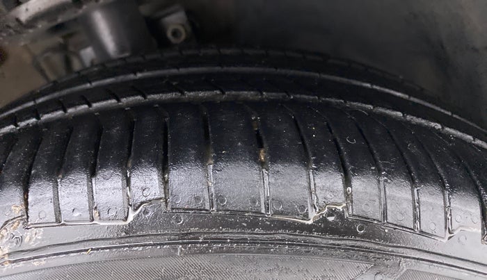 2016 Volkswagen Vento HIGHLINE PLUS 1.2 AT 16 ALLOY, Petrol, Automatic, 55,660 km, Right Front Tyre Tread